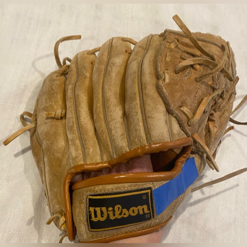 Wilson Baseball Glove - A2275 Right handed baseball glove / baseball mitt